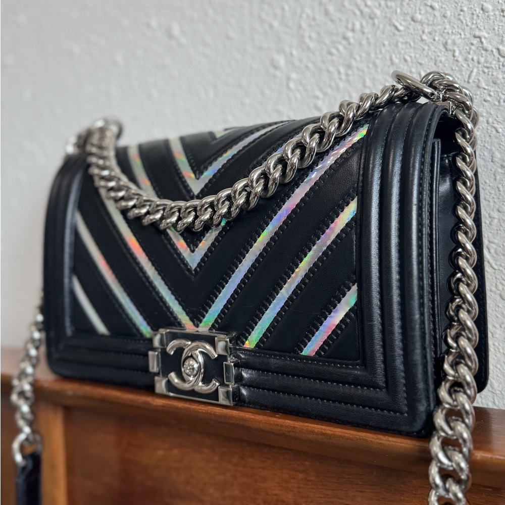 ❌SOLD❌ CHANEL Limited Edition Boy Flap Bag Chevron Lambskin Holographic Medium - Picture 4 of 16